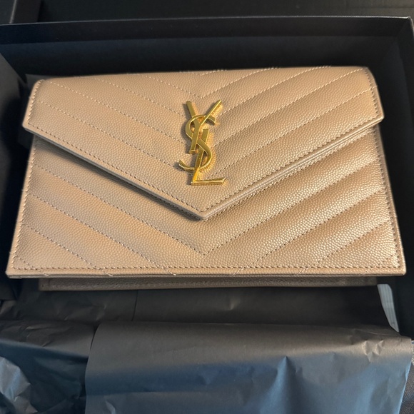 Yves Saint Laurent CASSANDRE ENVELOPE CHAIN WALLET IN GRAIN DE POUDRE LEATHER - Picture 2 of 13